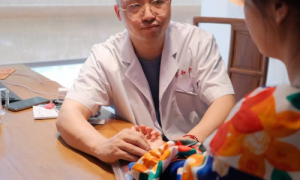 武医融合·郑剑南博士出诊武汉固生堂  多元疗法解患者困扰